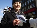 Nathalie Bergeron distribue des dépliants sur sa sœur disparue Marilyn Bergeron, à côté de la place Émilie-Gamelin à Montréal, le dimanche 15 février 2009. Bergeron a disparu il y a un an près de Québec.