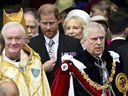 Le prince Harry, duc de Sussex, et le prince Andrew quittent l'abbaye de Westminster après la cérémonie de couronnement du roi Charles et de la reine Camilla de Grande-Bretagne, à Londres, le samedi 6 mai 2023.