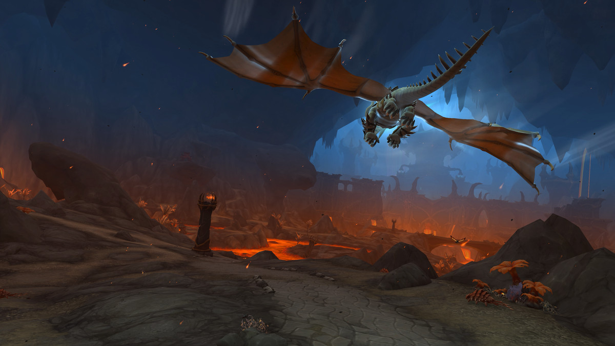 Un joueur fonce dans la caverne de Zaralek sur son fidèle destrier de dragon dans World of Warcraft : Dragonflight 