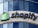 Shopify Inc a annoncé qu'elle supprimait 20%, soit plus de 2 000, du personnel, car elle se débarrasse d'une partie stratégique de l'entreprise autrefois destinée à étendre l'entreprise au-delà des produits de commerce électronique numérique.