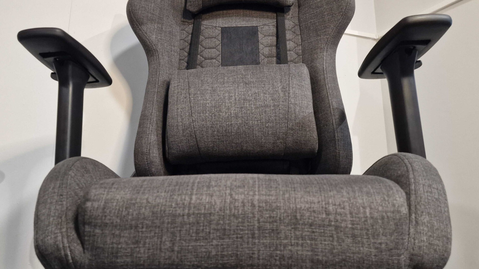 Corsair TC100 Relaxed review : La base du siège d'une chaise de jeu, regardant ses accoudoirs et son coussin lombaire