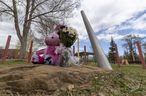 Une mère et son enfant de 11 ans ont été mortellement poignardés vendredi près de l'école Crawford Plains.  Une personne correspondant à la description de son agresseur a été abattue par la police. Prise le samedi 6 mai 2023 à Edmonton.  Greg Southam-Postmedia