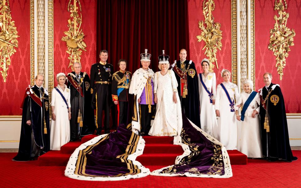 Le roi Charles III et la reine Camilla de Grande-Bretagne sont photographiés avec des membres de la famille royale active - Hugo Burnand / Royal Household 2023