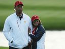 L'assistant du capitaine Tiger Woods de l'équipe américaine et Erica Herman regardent les matchs à quatre balles du samedi de la Coupe des Présidents au Liberty National Golf Club le 30 septembre 2017 à Jersey City, New Jersey.  (Rob Carr/Getty Images)