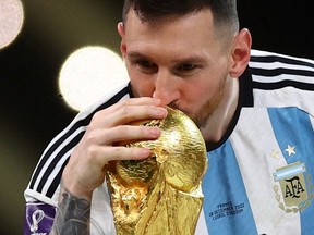 Football football – coupe du monde de la FIFA Qatar 2022 – finale – Argentine / France – Stade Lusail, Lusail, Qatar – 18 décembre 2022. Lionel Messi, de l'Argentine, embrasse le trophée alors qu'il célèbre la victoire de la coupe du monde.