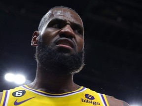 LeBron James des Los Angeles Lakers réagit après avoir tiré une faute sur un panier contre Onyeka Okongwu des Atlanta Hawks lors du quatrième quart-temps à State Farm Arena le 30 décembre 2022 à Atlanta, en Géorgie.