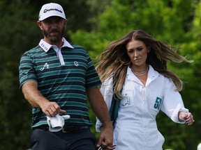 Dustin Johnson des États-Unis et sa femme Paulina Gretzky lors du tournoi par 3 le 5 avril 2023 au Augusta National Golf Club.