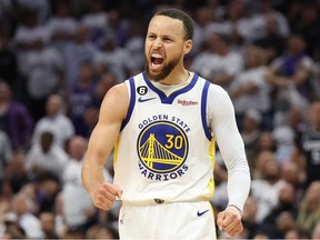 Stephen Curry des Golden State Warriors célèbre au cours du troisième quart du septième match des éliminatoires du premier tour de la Conférence Ouest contre les Sacramento Kings au Golden 1 Center le 30 avril 2023 à Sacramento, en Californie.
