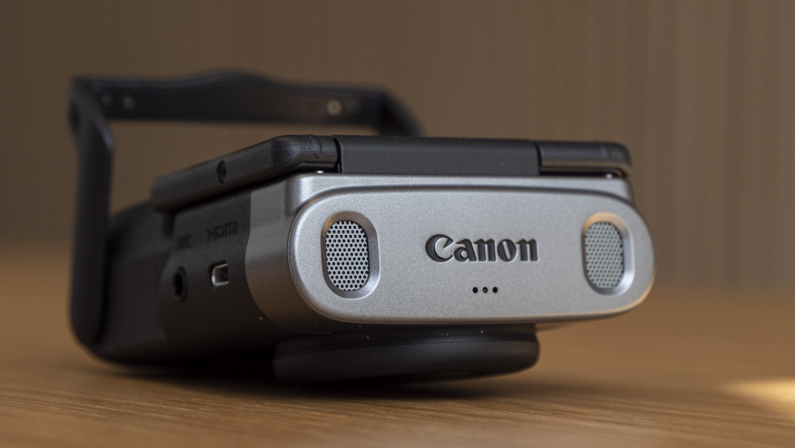 Canon Powershot V10 sur une table gros plan des micros stéréo sur le dessus de l'appareil photo
