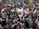 Des gens sur un marché à Mumbai, en Inde, le 24 avril.