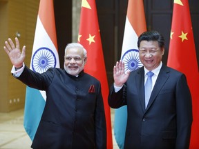Le Premier ministre indien Narendra Modi, à gauche, et le président chinois Xi Jinping saluent les journalistes en Chine, en 2015.