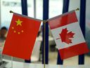 Les drapeaux nationaux chinois et canadien sont vus lors d'une exposition à Shanghai, en Chine.