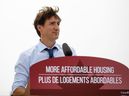 Le premier ministre Justin Trudeau prononce une allocution lors d'une conférence de presse sur un chantier de construction de logements à Brampton le 19 juillet 2021.    