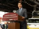Le premier ministre Justin Trudeau fait l'annonce d'une usine de batteries électriques Volkswagen au musée du chemin de fer du comté d'Elgin à St. Thomas, en Ontario. 