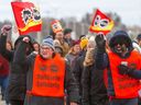 Des membres de l'Alliance de la Fonction publique du Canada font du piquetage à Kingston, en Ontario, pendant la grève en avril. 