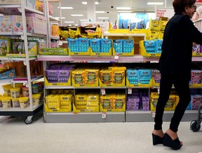 Les Peeps de bonbons de Pâques, fabriqués par Just Born Quality Confections, sont mis en vente sur une étagère de magasin le 6 avril 2023 à Miami, en Floride.