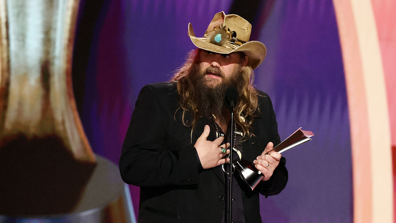 Chris Stapleton accepte le prix de l'artiste de l'année sur scène lors de la 58e cérémonie des Academy Of Country Music Awards
