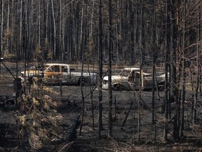 Des camions incendiés par un feu de forêt sont assis sur une propriété près de Drayton Valley, en Alberta, le mercredi 10 mai 2023. Selon Services aux Autochtones Canada, des feux de forêt menacent neuf Premières Nations en Alberta, dont la Nation crie de Little Red River, où plus de 100 structures ont été perdus dans la communauté de Fox Creek.