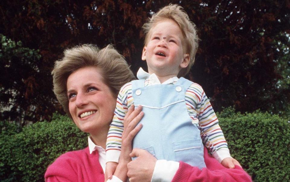 Une histoire, publiée dans le Daily Mirror le 16 septembre 1996, suggérait que feu Diana, princesse de Galles, avait l'air 