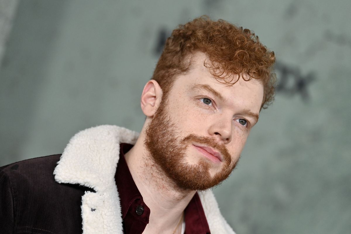 Cameron Monaghan arborait une frange bouclée et une courte barbe lors de la première de The Last of Us LA le 9 janvier 2023.