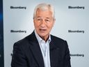 Jamie Dimon, milliardaire et PDG de JPMorgan Chase & Co., prend la parole lors d'une interview de Bloomberg Television lors de la conférence JPMorgan Global Markets à Paris.
