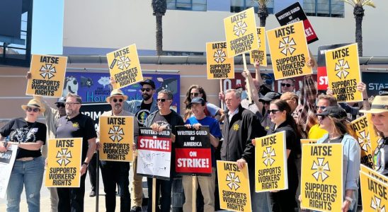 L'IATSE offre une démonstration de soutien aux écrivains en grève sur la ligne de piquetage des studios Fox : "La main-d'œuvre doit se serrer les coudes"