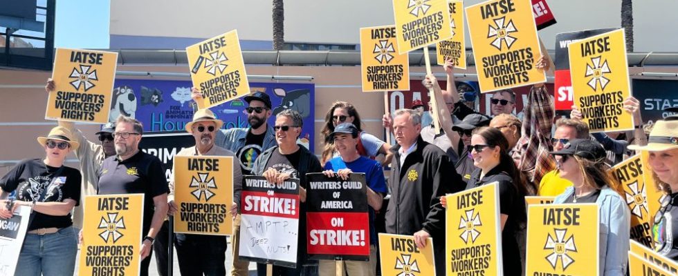 L'IATSE offre une démonstration de soutien aux écrivains en grève sur la ligne de piquetage des studios Fox : "La main-d'œuvre doit se serrer les coudes"