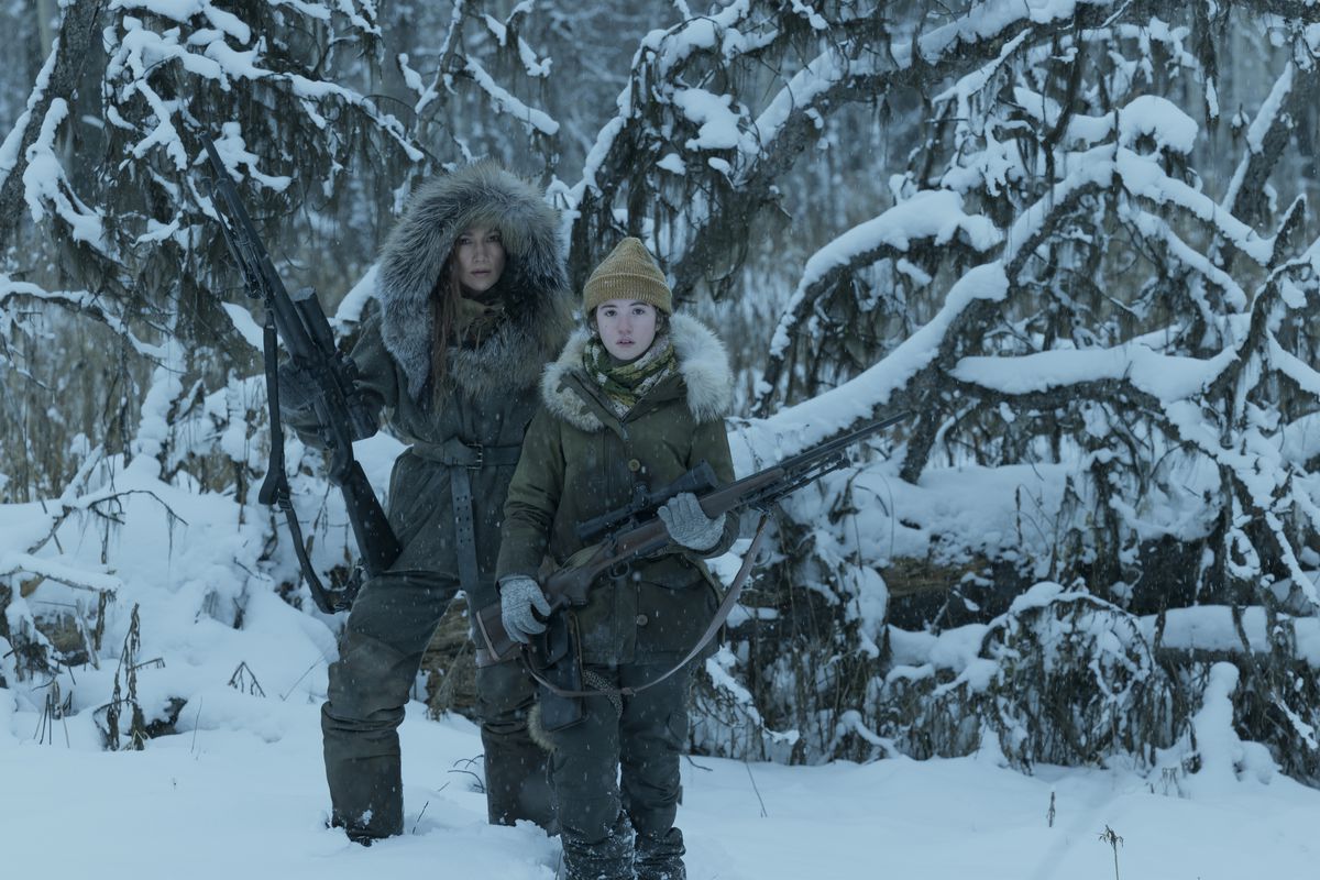 Jennifer Lopez et Lucy Paez tiennent des fusils dans la neige dans The Mother.