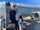 Le défenseur des Canadiens Arber Xhekaj avec sa mère, Simona, à l'extérieur de l'avion nolisé de l'équipe lors du voyage annuel des mères cette saison.