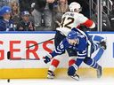 L'attaquant des Maple Leafs de Toronto Michael Bunting (58 ans) entre en collision avec le défenseur des Panthers de la Floride Gustav Forsling (42 ans) à la Scotiabank Arena. 