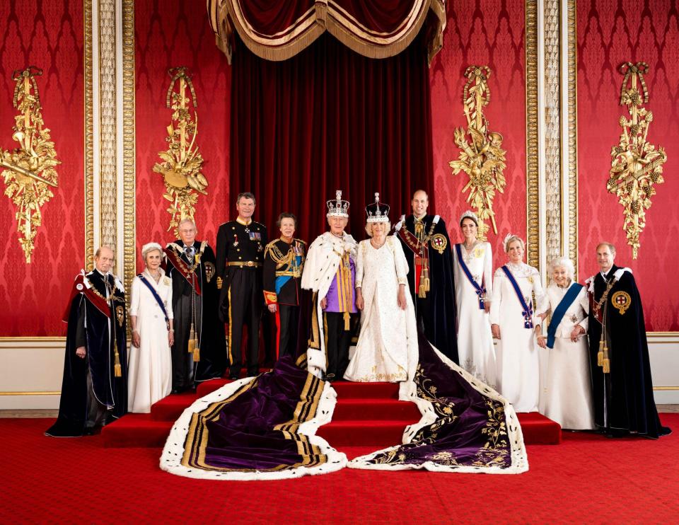 Jusqu'à présent, le palais a publié quatre images, l'une montre le roi et la reine posant avec 10 ‘travailler&#x002019 ;  membres de la famille royale - HUGO BURNAND/AFP