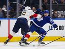 L'attaquant des Panthers de la Floride Aleksander Barkov fait tomber l'attaquant des Maple Leafs de Toronto Noel Acciari de la rondelle lors du deuxième match.