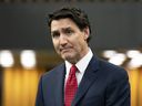 Le premier ministre Justin Trudeau se lève pendant la période des questions le 1er mai 2023.