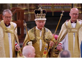 Le roi Charles III se tient debout après avoir été couronné lors de sa cérémonie de couronnement à l'abbaye de Westminster, le 6 mai 2023 à Londres.
