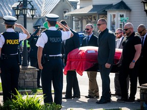 Le cercueil du sergent de la Police provinciale de l'Ontario.  Eric Mueller est transporté au salon funéraire Brunet à Rockland samedi.  Mueller a été tué par balle à Bourget, à l'est d'Ottawa, tôt jeudi.