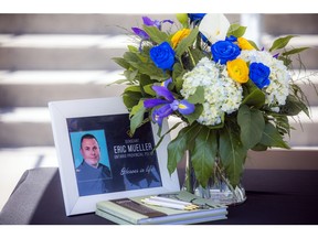 Un livre de condoléances a été installé devant l'hôtel de ville de Rockland samedi à la mémoire du sergent de l'OPP.  Eric Mueller, décédé après avoir été abattu tôt jeudi au Bourget.