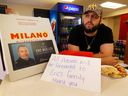 Michael Paoletti se tient derrière son comptoir chez Milano Pizza au Bourget vendredi après-midi.  Paoletti et son personnel recueillent des fonds pour aller à OPP Sgt.  La famille d'Eric Mueller après qu'il a été tué dans la communauté jeudi. 