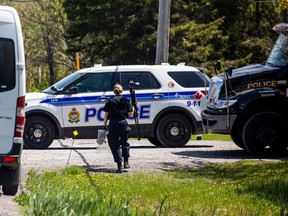 Des membres de la Police provinciale de l'Ontario et du Service de police d'Ottawa étaient de nouveau sur les lieux samedi à Bourget, où le Sgt.  Eric Mueller et deux collègues de l'OPP ont été abattus tôt jeudi.  Mueller est décédé et l'un des autres officiers est resté à l'hôpital samedi.