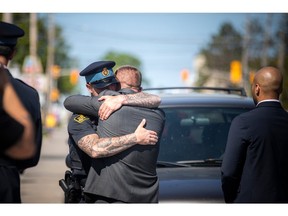 Le cercueil du sergent de la Police provinciale de l'Ontario.  Eric Mueller a été amené au salon funéraire Brunet à Rockland samedi.  À l'extérieur du salon funéraire, la rue était bordée de policiers, d'autres premiers intervenants et de membres du public.