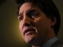 Le premier ministre Justin Trudeau s'adresse aux journalistes sur la colline du Parlement à Ottawa, le mardi 9 mai 2023. Trudeau affirme que la résistance de Facebook à payer les éditeurs pour les articles publiés sur la plateforme est 
