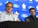 Brendan Shanahan, à gauche, le président des Maple Leafs de Toronto et le directeur général des Maple Leafs Kyle Dubas s'adressent aux médias après avoir été éliminés au premier tour des séries éliminatoires de la Coupe Stanley de la LNH lors d'une conférence de presse à Toronto le mardi 17 mai 2022. 