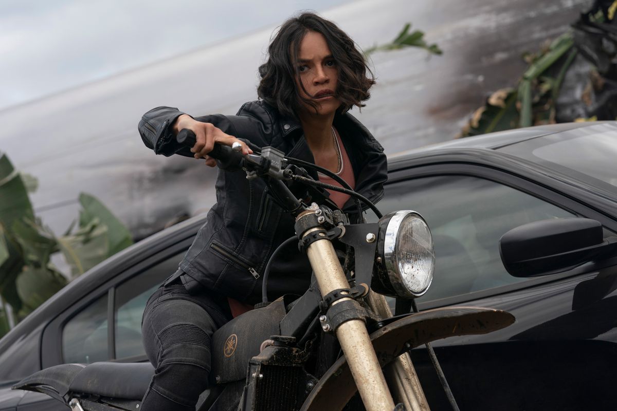 Letty (Michelle Rodriguez) à moto devant une voiture en F9