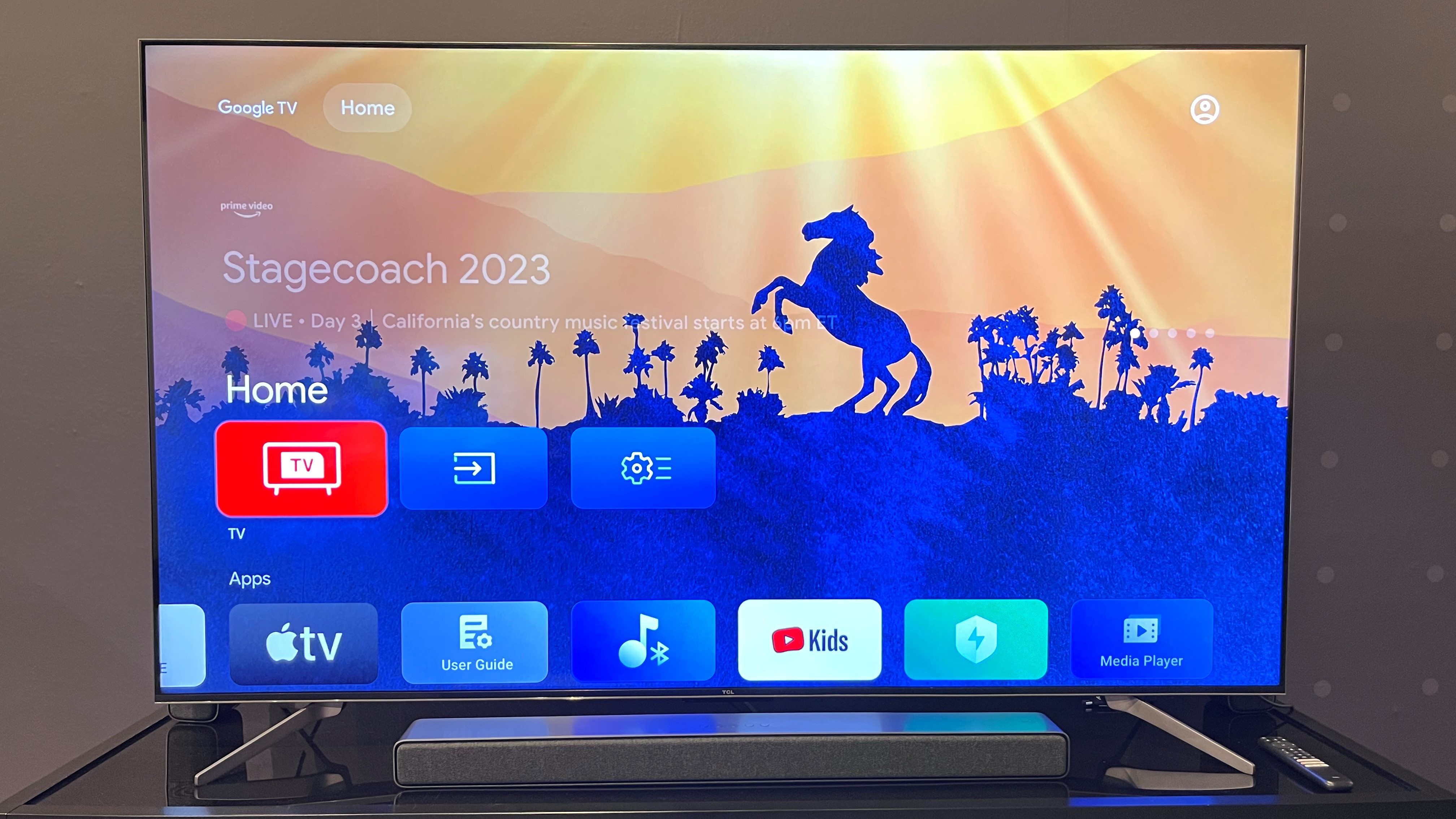 Téléviseur de la série TCL Q7 montrant l'interface Google TV