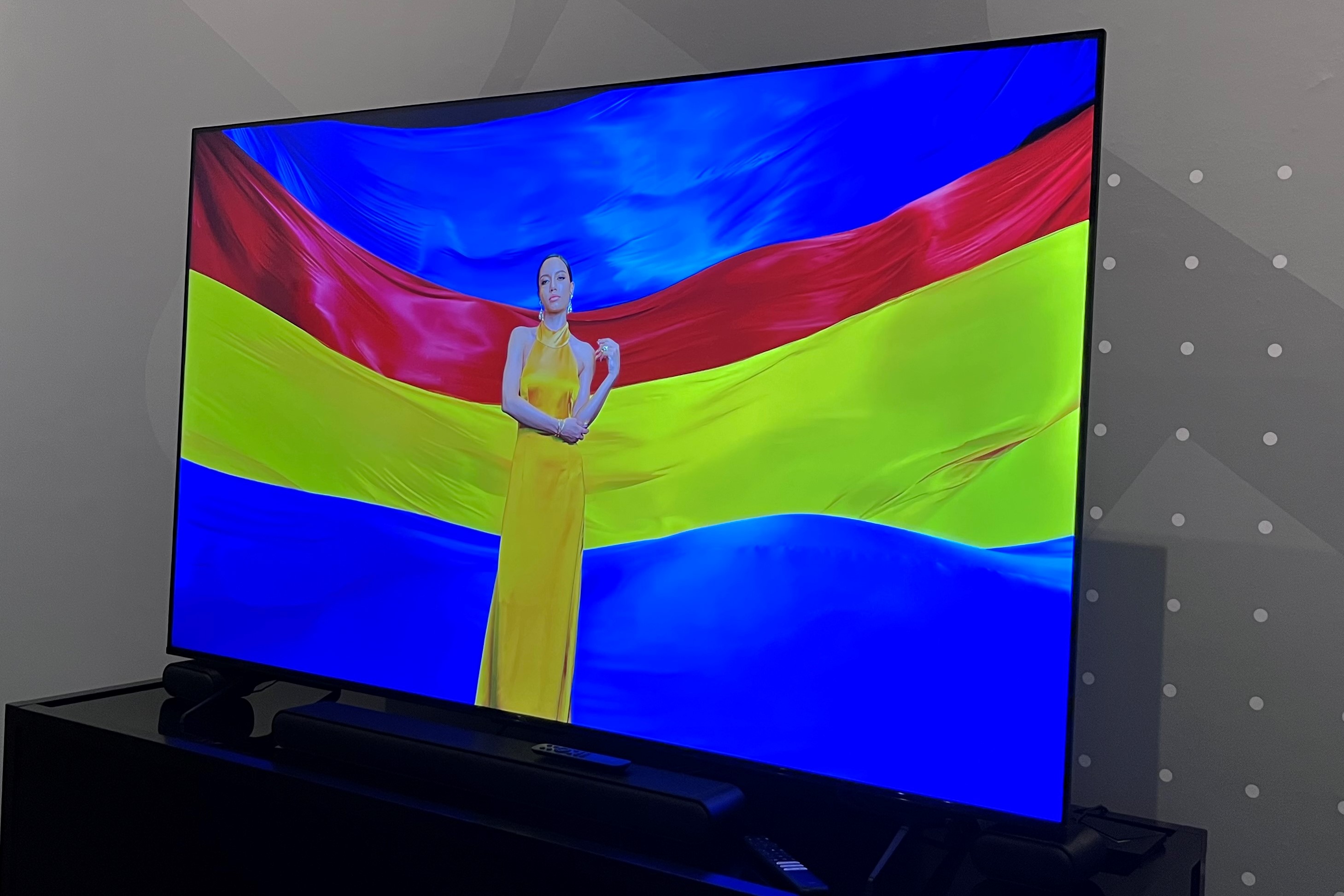 TCL S4 TV montrant une image colorée