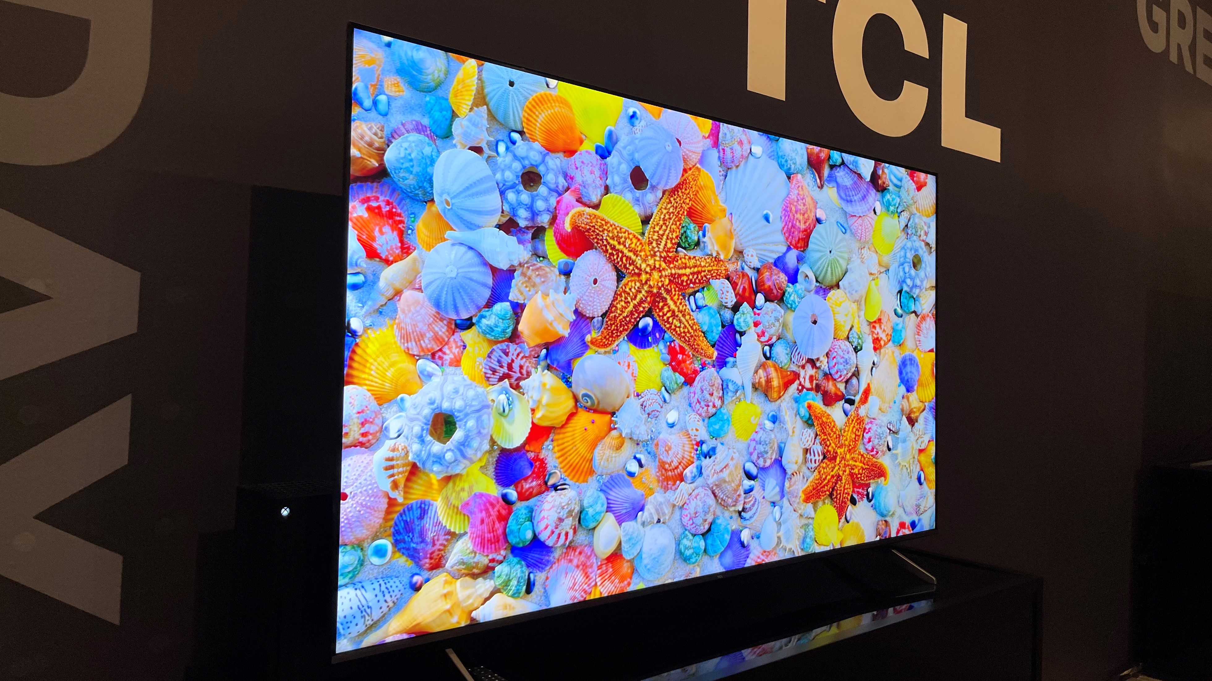 Téléviseur de la série TCL Q6 montrant une image colorée