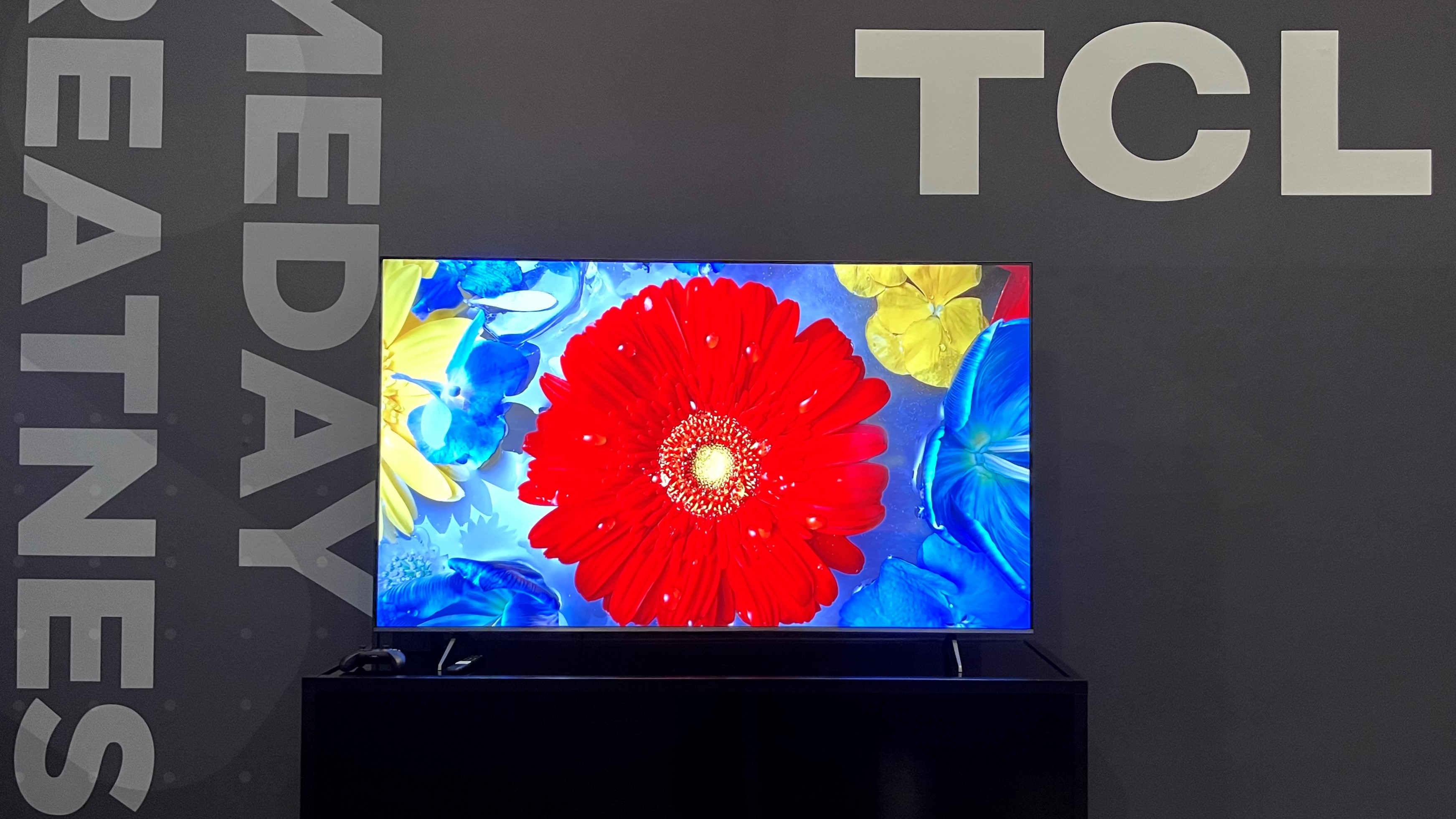 Téléviseur de la série TCL Q6 montrant une fleur rouge à l'écran