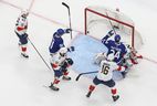 Un tir de Morgan Rielly, numéro 44 des Maple Leafs de Toronto, dépasse le gardien des Panthers de la Floride, Sergei Bobrovsky, lors du deuxième match de la deuxième ronde des séries éliminatoires de la Coupe Stanley 2023 à la Scotiabank Arena, mais le deuxième but de Rielly plus tard dans le match a été revu et refusé vendredi. , 4 mai 2023.
