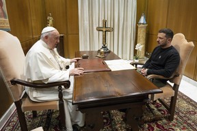 Cette photo prise et publiée sous forme de document le 13 mai 2023 par les médias du Vatican montre le pape François rencontrant le président ukrainien Volodymyr Zelensky lors d'une audience privée au Vatican.