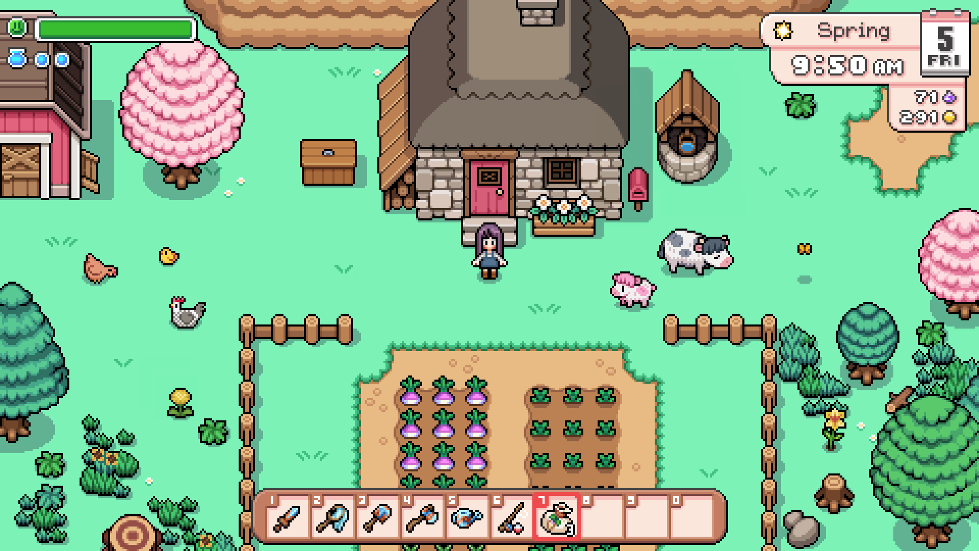 Fields of Mistria - Un joueur se tient à l'extérieur de sa ferme en pierre et regarde une petite parcelle de radis à l'intérieur d'une clôture tandis qu'une vache et des poulets se promènent à proximité.