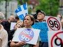 Des opposants anglophones à la loi québécoise sur la langue française (projet de loi 96) manifestent au centre-ville de Montréal en mai 2022.